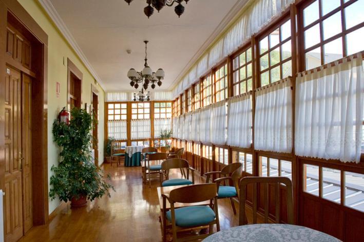 Hotel Restaurante La Casilla Кангас дел Нарсеа Екстериор снимка