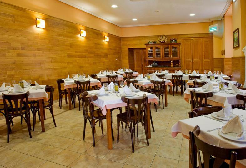 Hotel Restaurante La Casilla Кангас дел Нарсеа Екстериор снимка