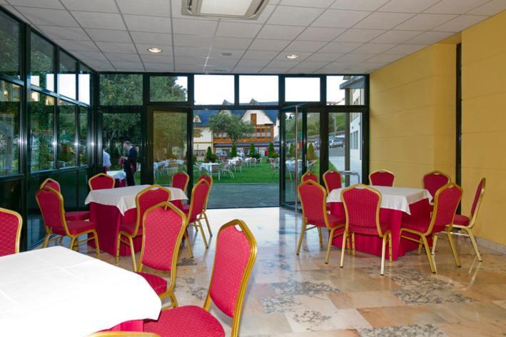 Hotel Restaurante La Casilla Кангас дел Нарсеа Екстериор снимка