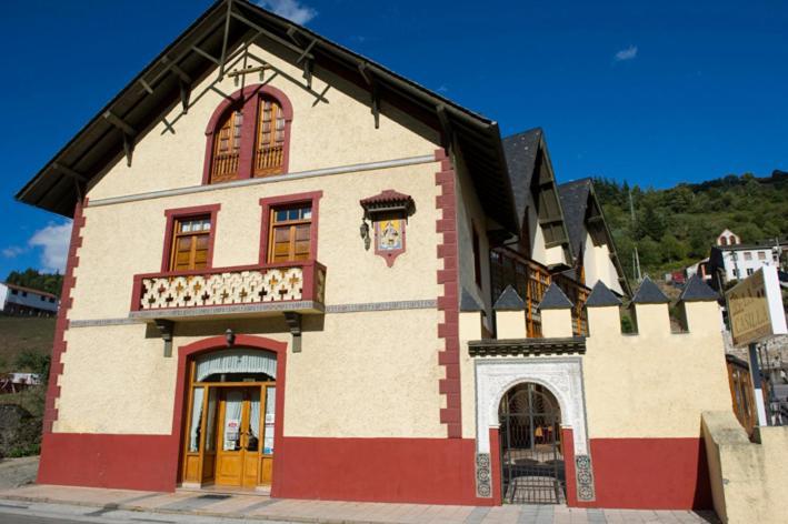 Hotel Restaurante La Casilla Кангас дел Нарсеа Екстериор снимка