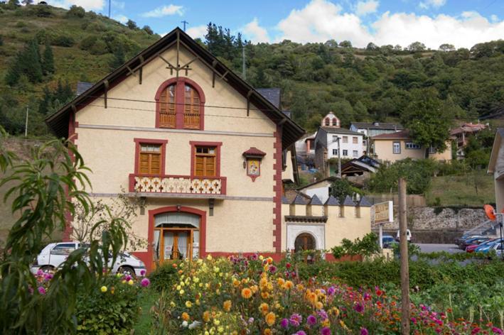 Hotel Restaurante La Casilla Кангас дел Нарсеа Екстериор снимка