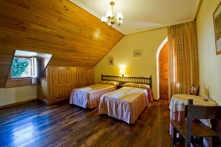Hotel Restaurante La Casilla Кангас дел Нарсеа Екстериор снимка